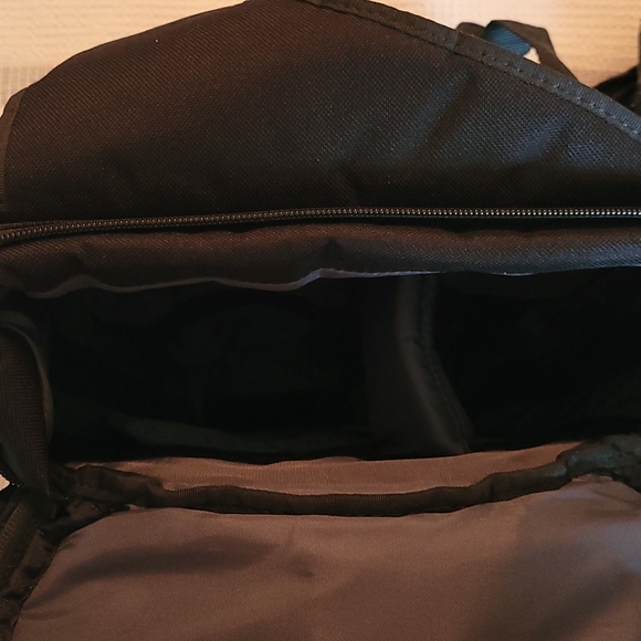 Nikon D5100 Bundle w 2 Lenses & Bag - Picture 6 of 7